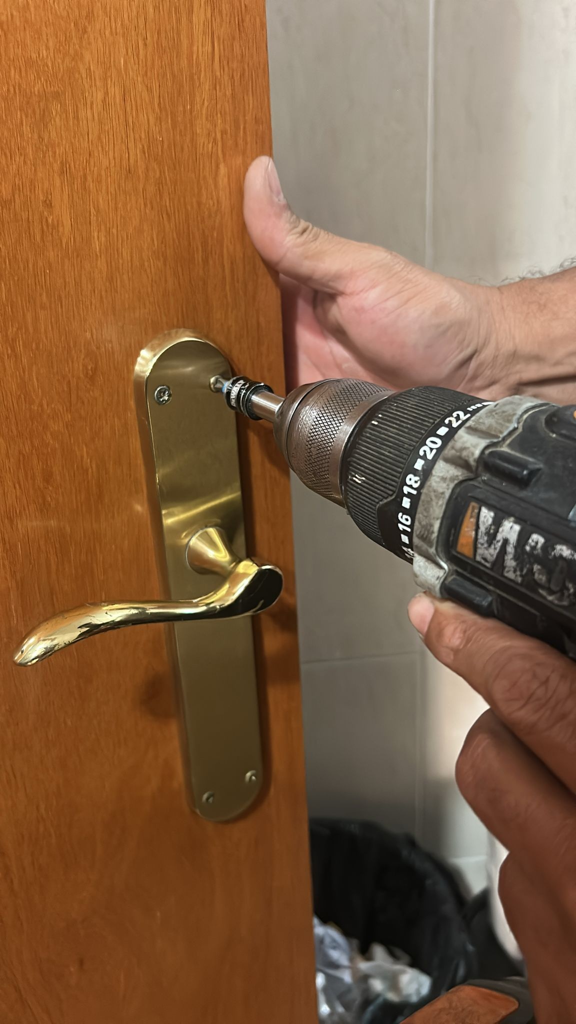 Instalación de cerradura en una puerta de vivienda